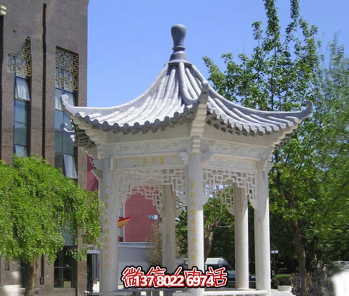 精美漢白玉鏤空涼亭，為校園休息區提供清涼休息空間