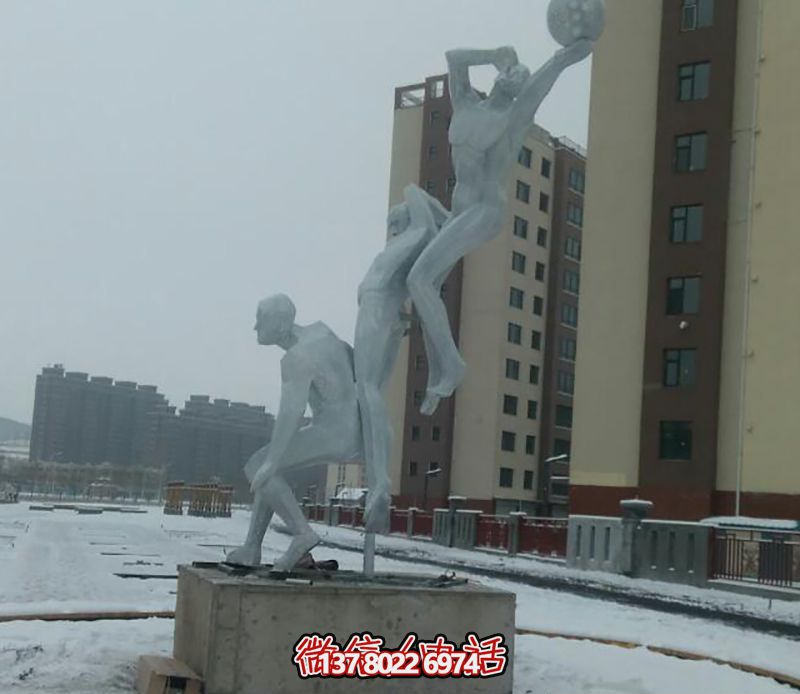 不銹鋼網格籃球場擺放雕塑，為小區廣場增添創意色彩