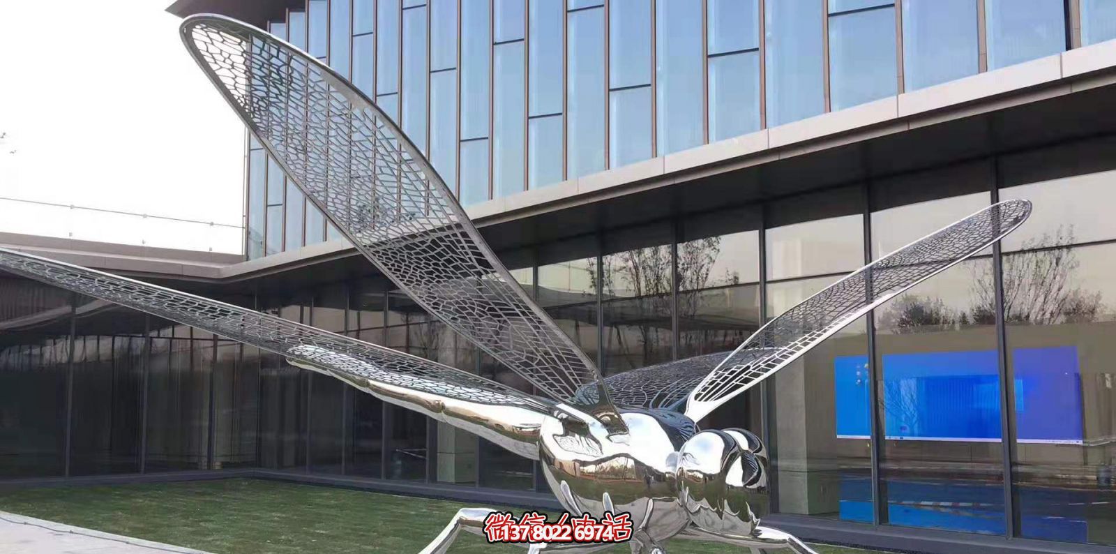 不銹鋼蜻蜓雕塑,鏡面反射大學(xué)花園抽象風(fēng)格 不銹鋼蜻蜓雕塑,鏡面反射大學(xué)花園抽象風(fēng)格