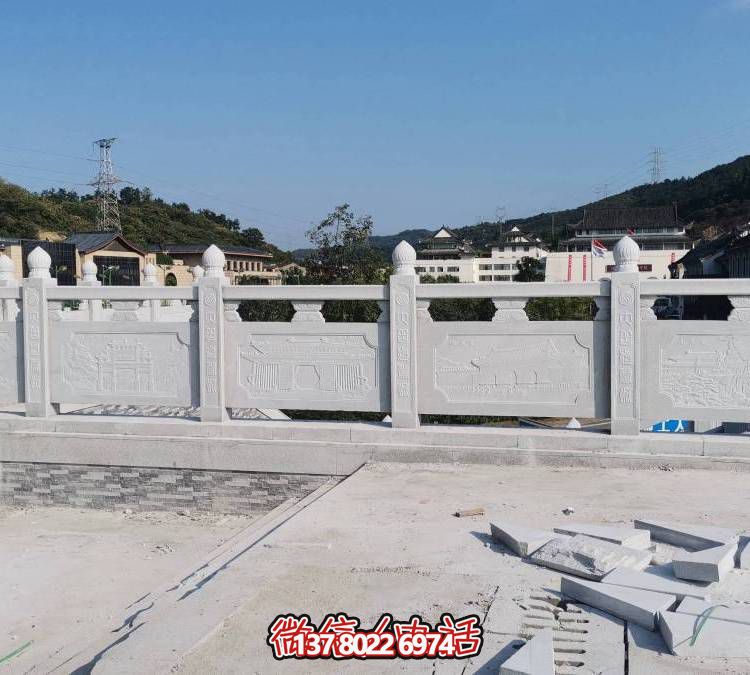 精美大理石雕塑，飾以圍欄的戶外河道裝飾