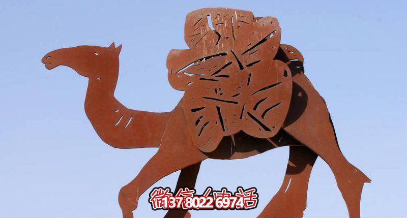 不銹鋼駱駝剪紙雕塑，點綴街道邊行走