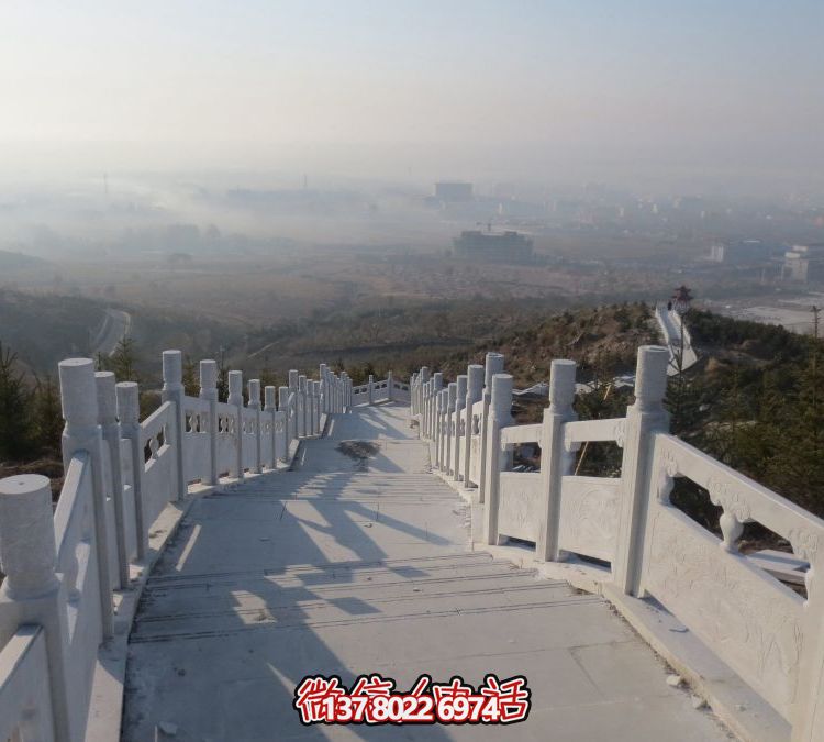 精致石雕護欄，漢白玉青石欄板點綴天然風情
