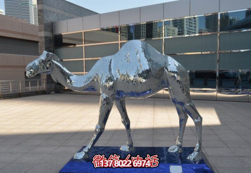 不銹鋼駱駝雕塑，為廣場添彩