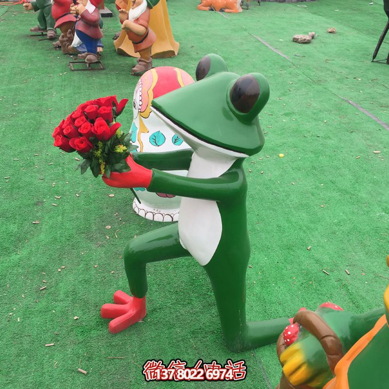 玻璃鋼雕塑，玫瑰青蛙拿玻璃公園裝飾