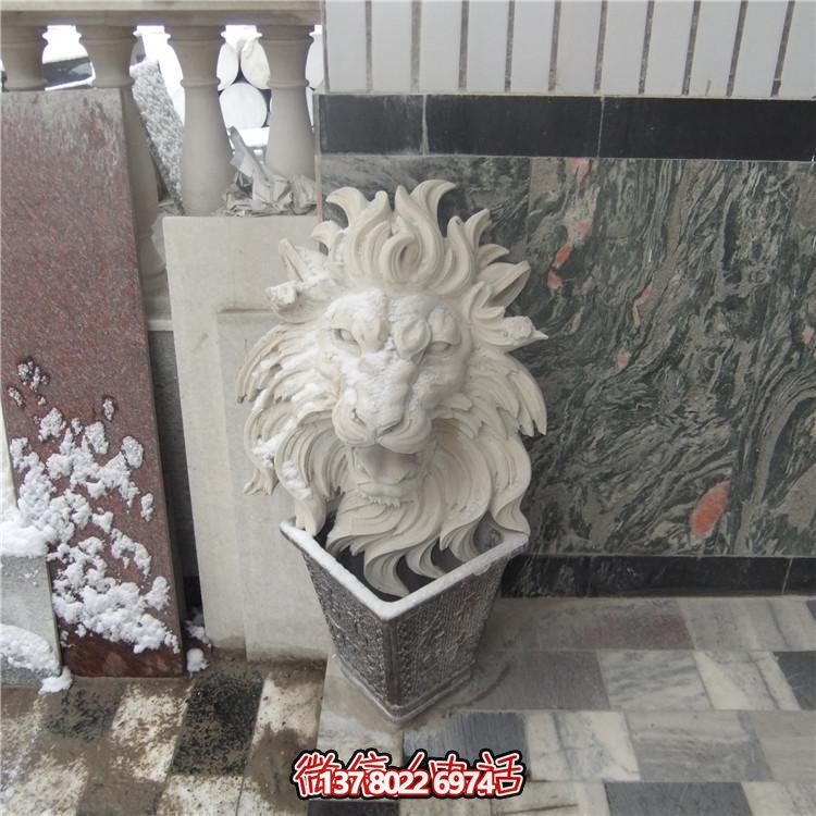 豪華別墅大型紅石獅子雕塑，園林景觀完美呈現