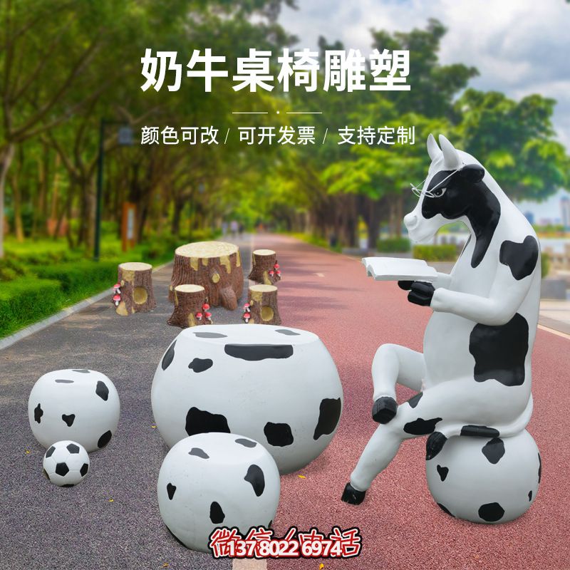 玻璃鋼雕塑牛只著看書桌椅，林中戶外休閑體驗(yàn)