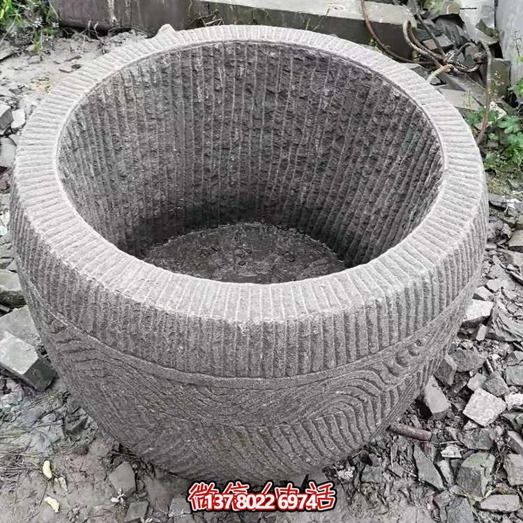 古老石槽，精致圓形養魚水缸