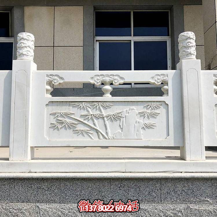 精致古典庭院雕飾浮雕石柱、欄桿、欄板，營(yíng)造溫馨園林