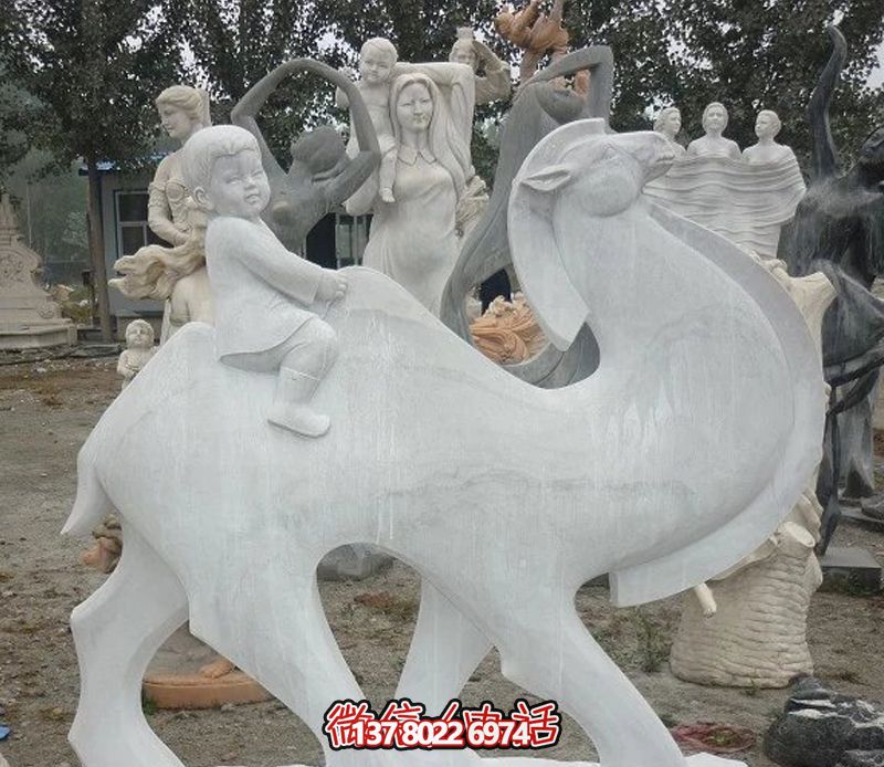 漢白玉駱駝雕塑，點綴公園里的抽象風情