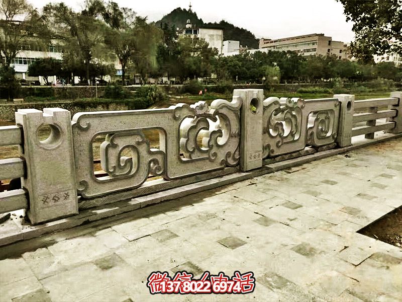 大理石石欄桿鏤空雕塑，讓湖邊的裝飾更加完美