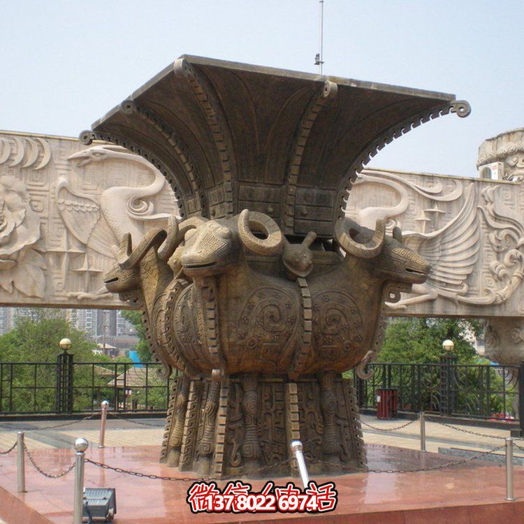 方尊銅香爐雕塑，讓景區廣場更加精彩