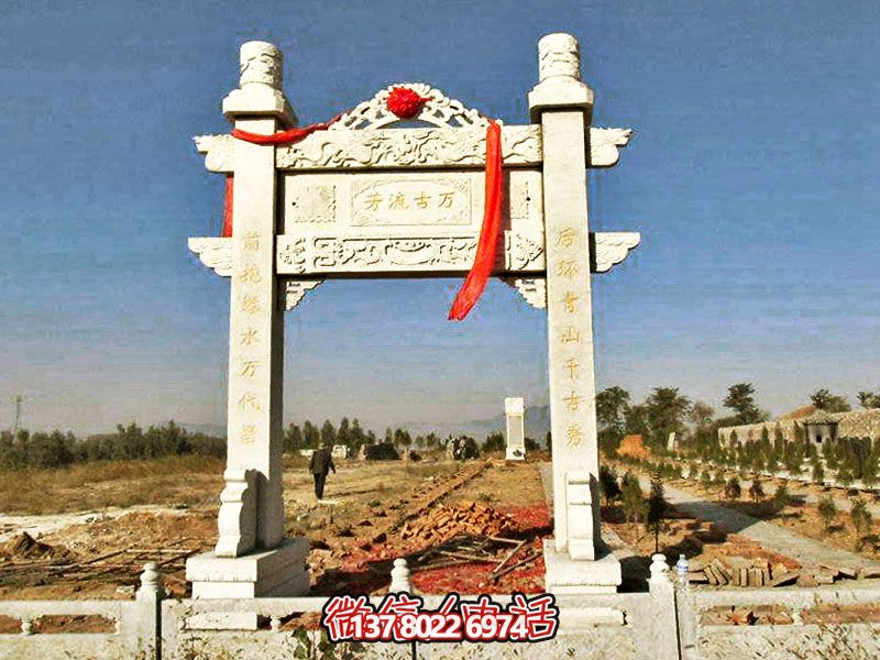 花崗巖簡易牌坊，擺放石墓地