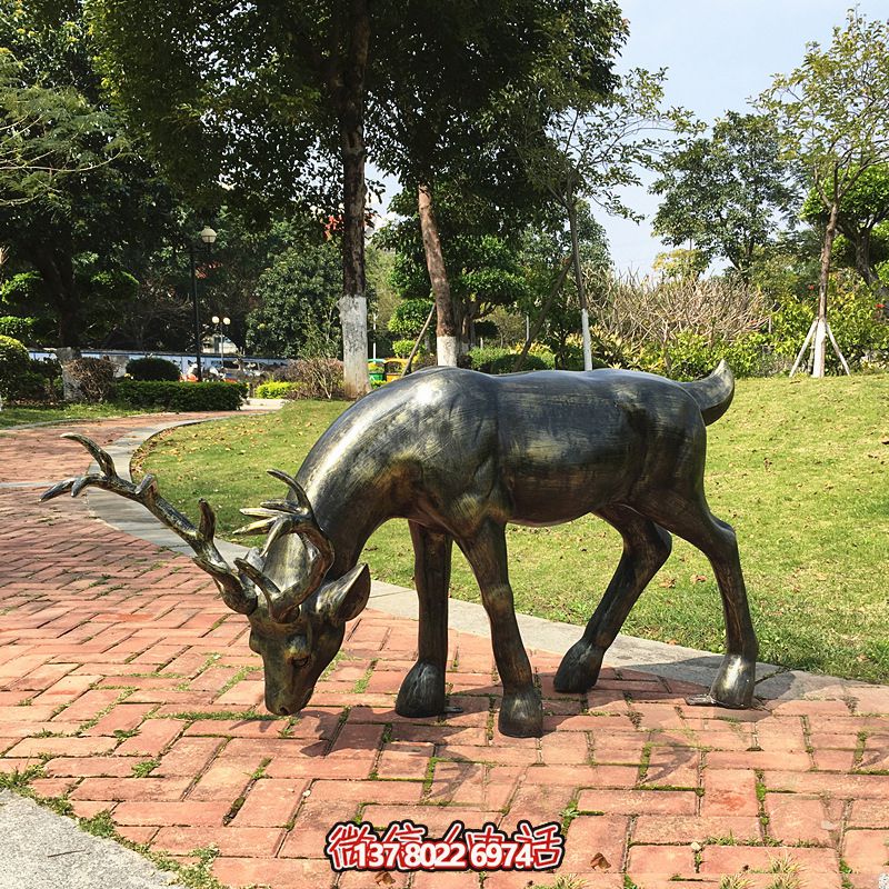 精美鹿雕塑，在公園里覓食的活力象征