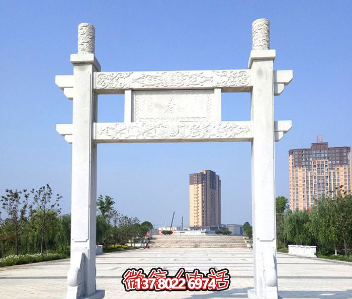 簡易大理石牌樓，為公園廣場擺放單門