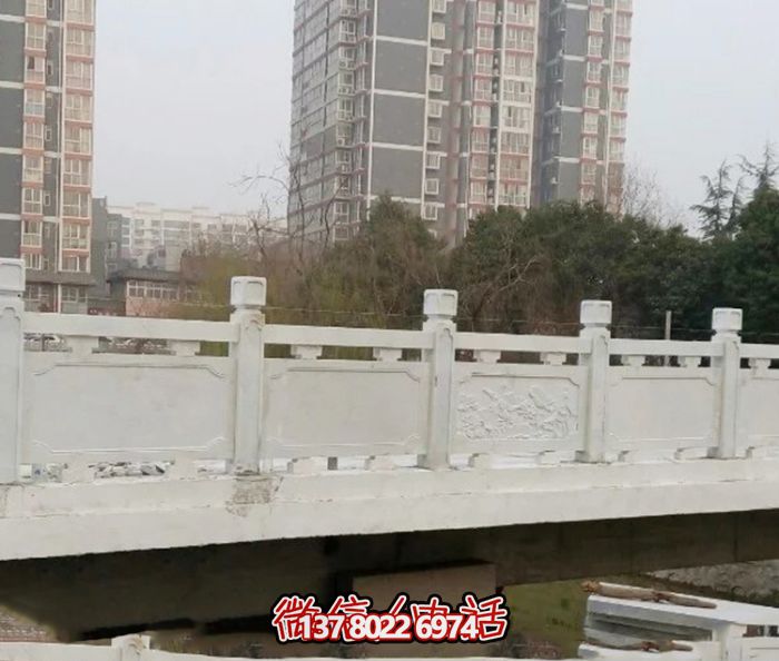 漢白玉鑲嵌欄桿，雕塑點綴美麗小區(qū)公園