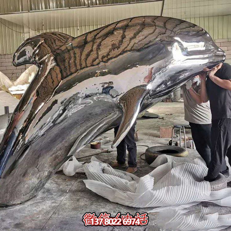 大型抽象鏡面不銹鋼鯨魚，展現室外精彩生活