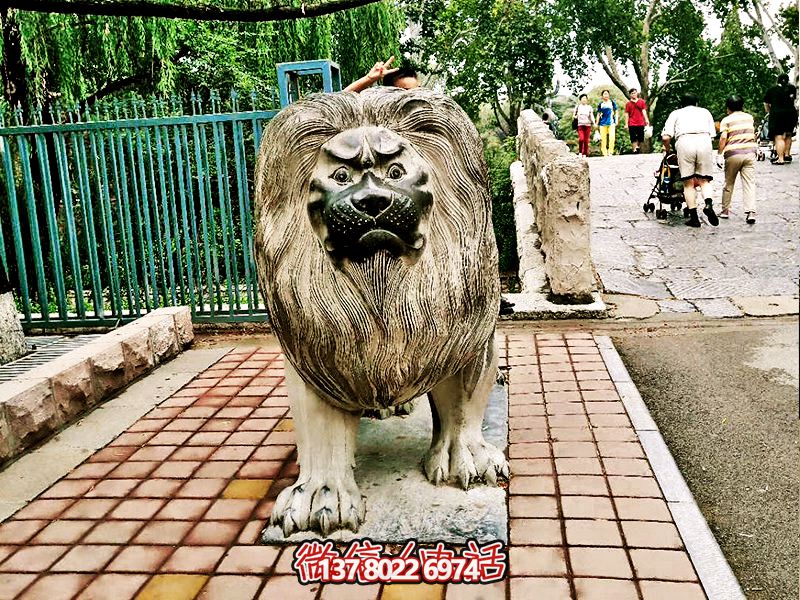 大型仿真玻璃鋼戶外街道創(chuàng)意行走的獅子雕塑 大型仿真玻璃鋼戶外街道創(chuàng)意行走的獅子雕塑